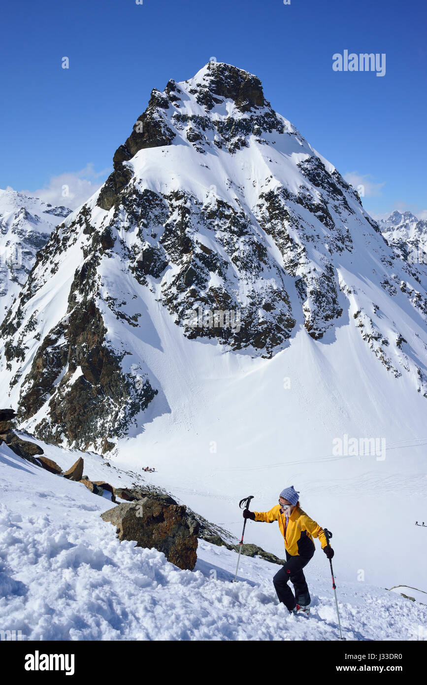 Femmina indietro-paese sciatore salendo al Piz Buin, Silvretta Gamma, bassa Engadina Engadina, Cantone dei Grigioni, Svizzera Foto Stock
