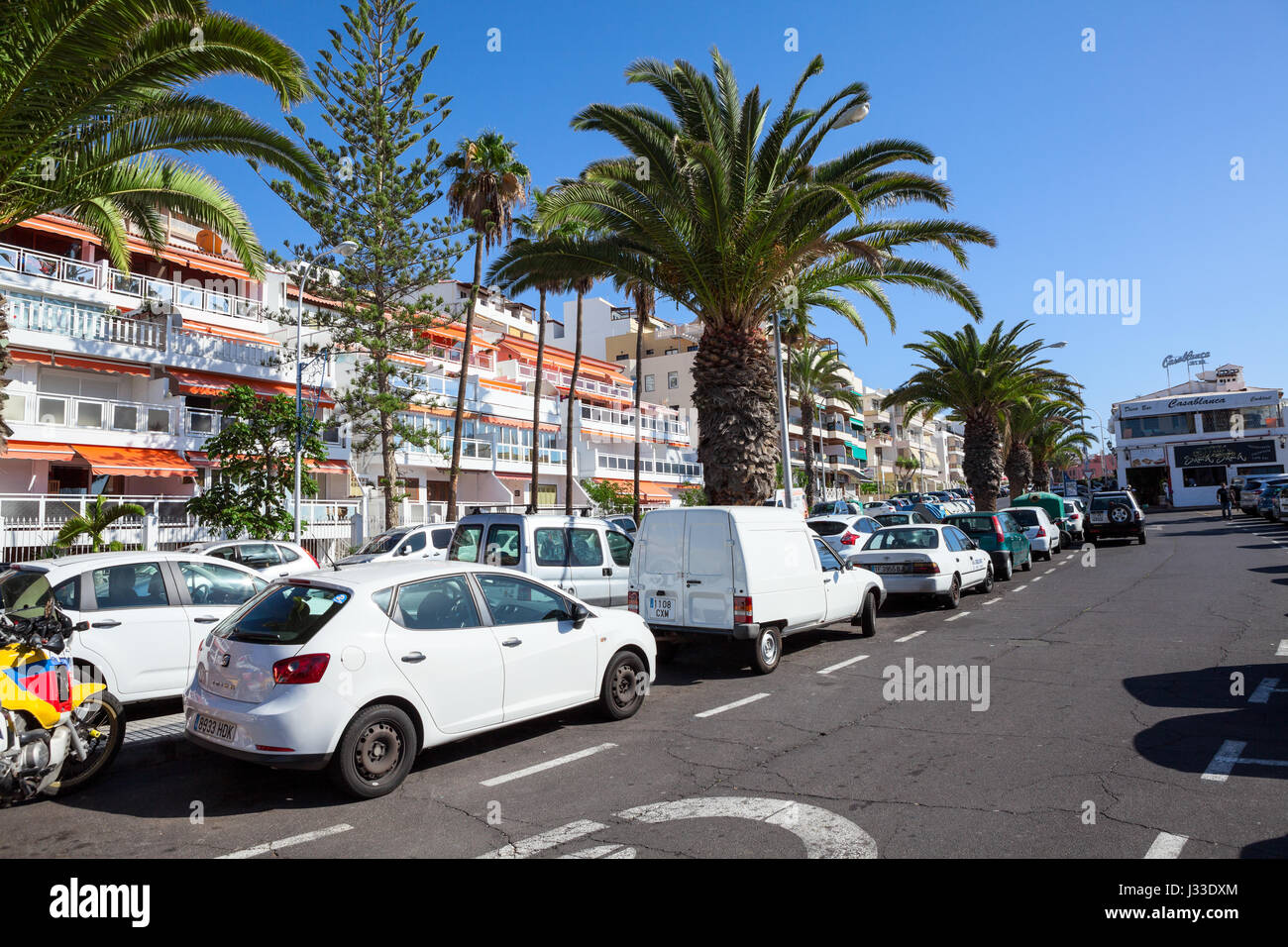 Di Los Cristianos, Tenerife, SPAGNA - Circa gen, 2016: parallelo di aree di parcheggio in strada di resort city. Pieno di parcheggi sono in città a stagione estiva Foto Stock