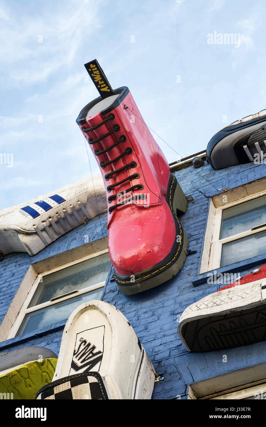 Camden Londra, Camden High Street, Camden Market, Camden town london, iconico Camden calzature oversize sul negozio di fronte. Il patrimonio delle arti. Foto Stock