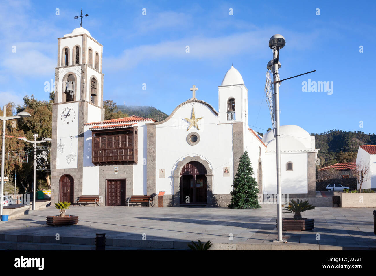 SANTIAGO DEL TEIDE TENERIFE, Spagna - circa gen, 2016: La Chiesa è nella piazza centrale della città. Strada girate al percorso TF-436 al villaggio di Masca. Santia Foto Stock