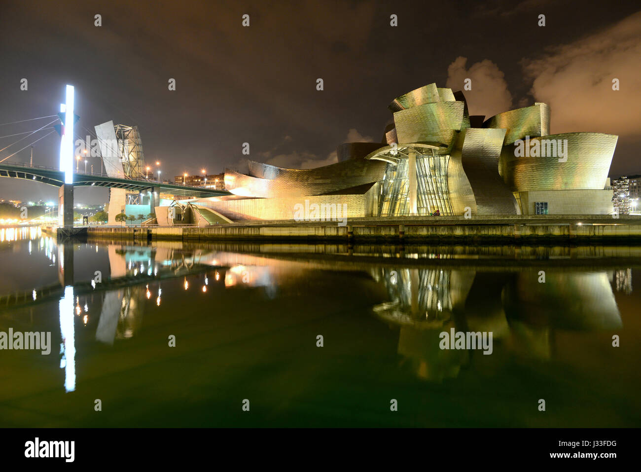 Presso il museo Guggenheim di notte, Bilbao, Paese Basco, North-Spain, Spagna Foto Stock