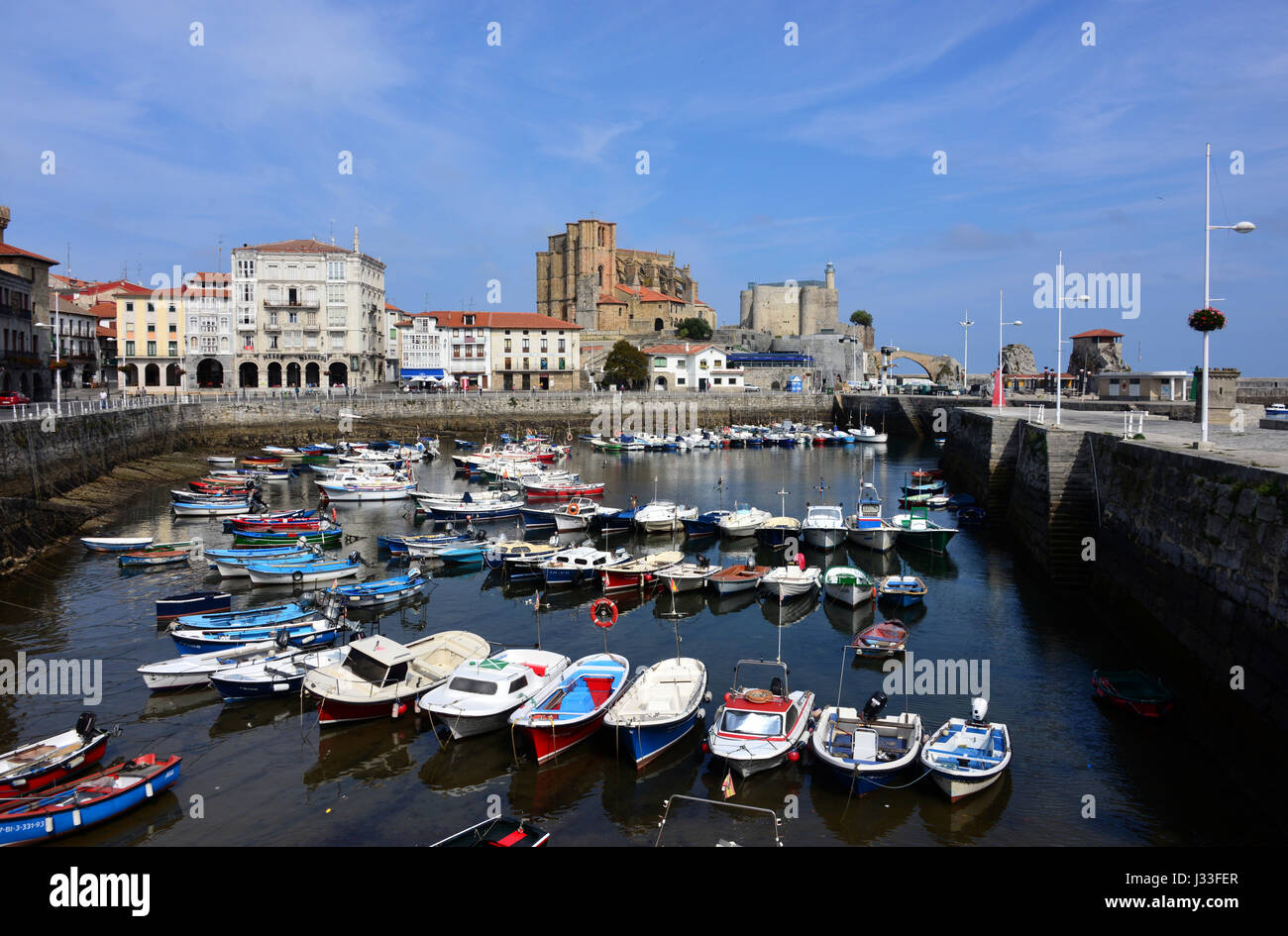Hafen in Castro Urdiales, Santa Ana fortezza in background, Cantabria, nord-Spagna, Spagna Foto Stock