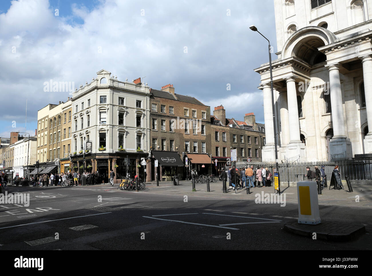 Vista di edifici su un angolo della strada commerciale e Fournier Street in Spitalfields East End di Londra E1 UK KATHY DEWITT Foto Stock