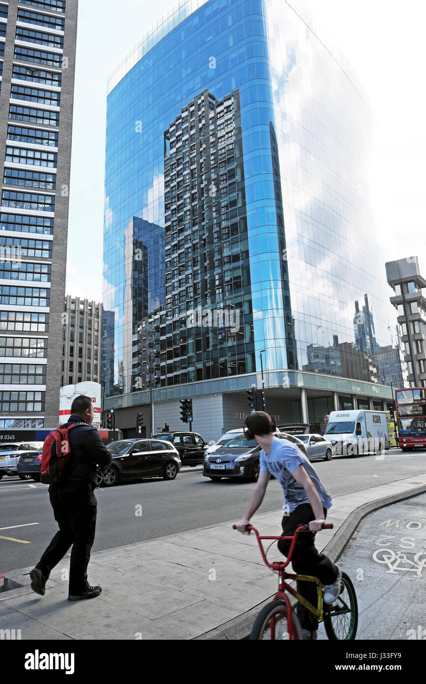Ciclista, il traffico pedonale vicino Aldgate torre sulla Aldgate High Street in East London REGNO UNITO KATHY DEWITT Foto Stock