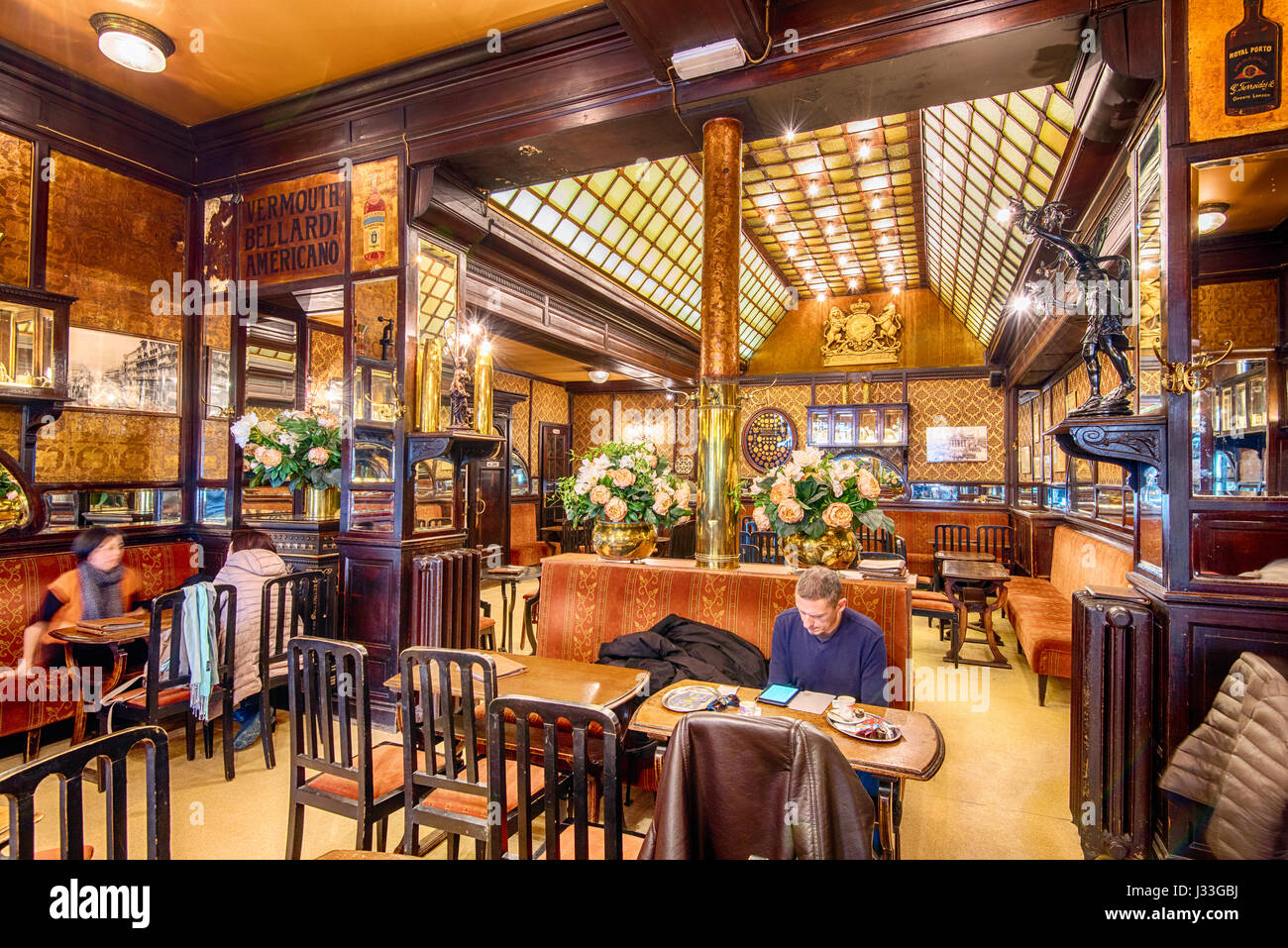 Vista interna del datata del XIX secolo Le Cirio cafe, Bruxelles, Belgio Foto Stock