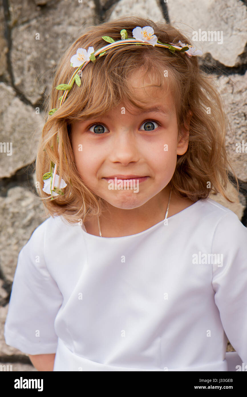 Una ragazza in un abito bianco con sorpresa di vedere il viso e occhi  sporgenti Foto stock - Alamy