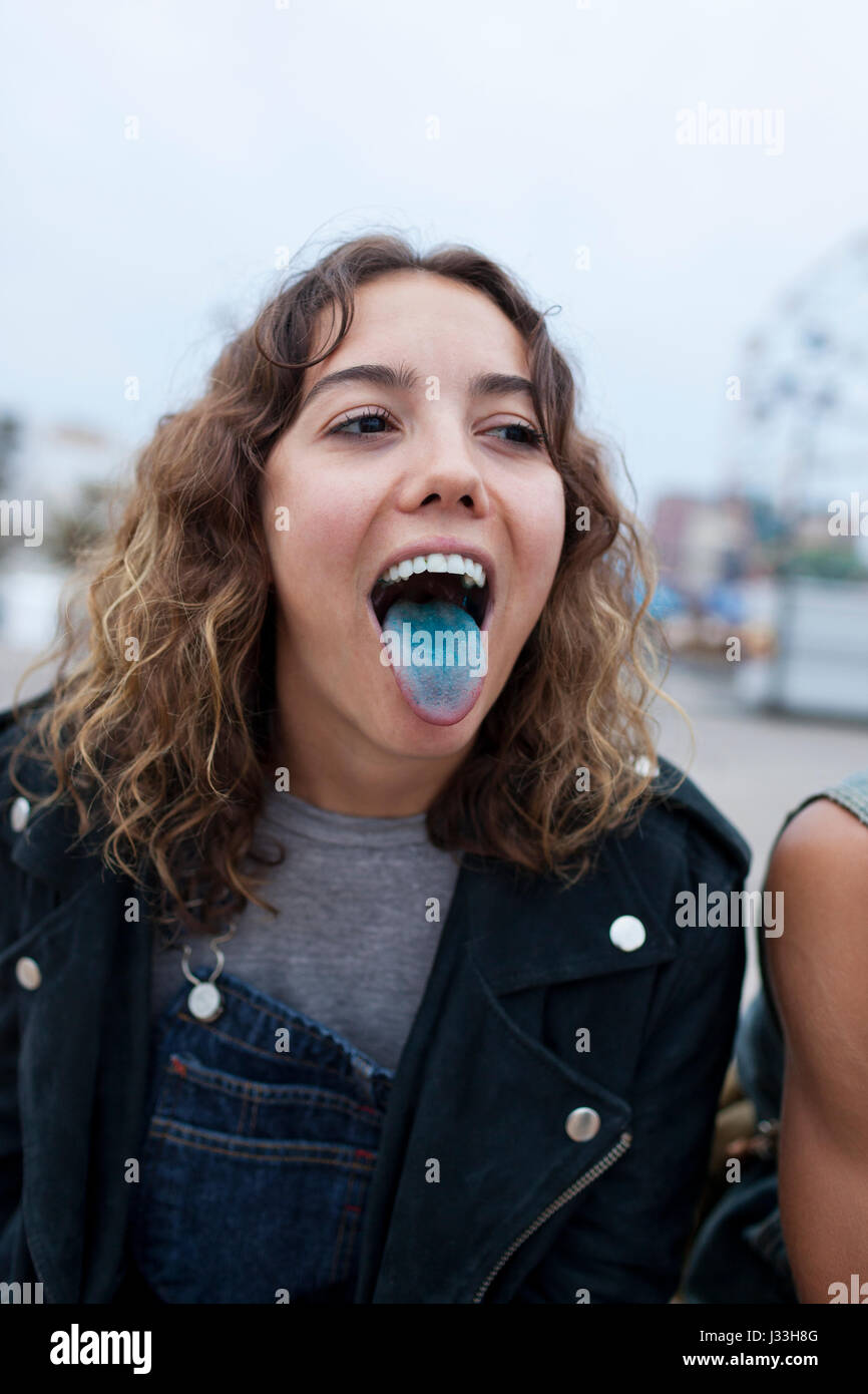 Giovane donna fuori il suo blue tongue Foto Stock