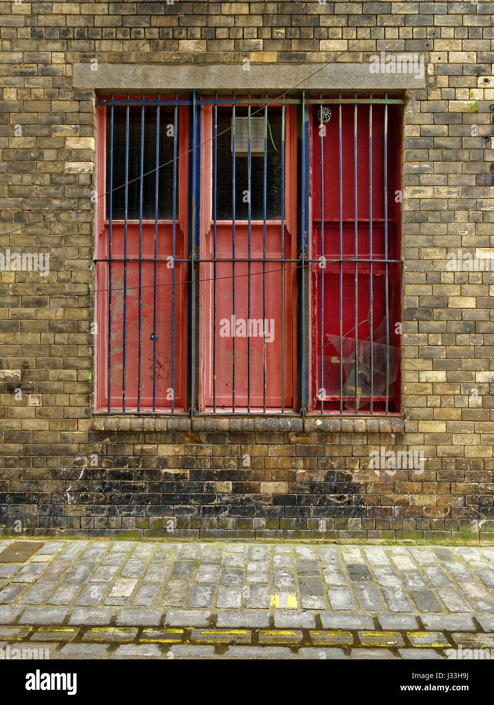Vicolo di Glasgow si backstreet bar su windows fatiscenti di porte e finestre Foto Stock