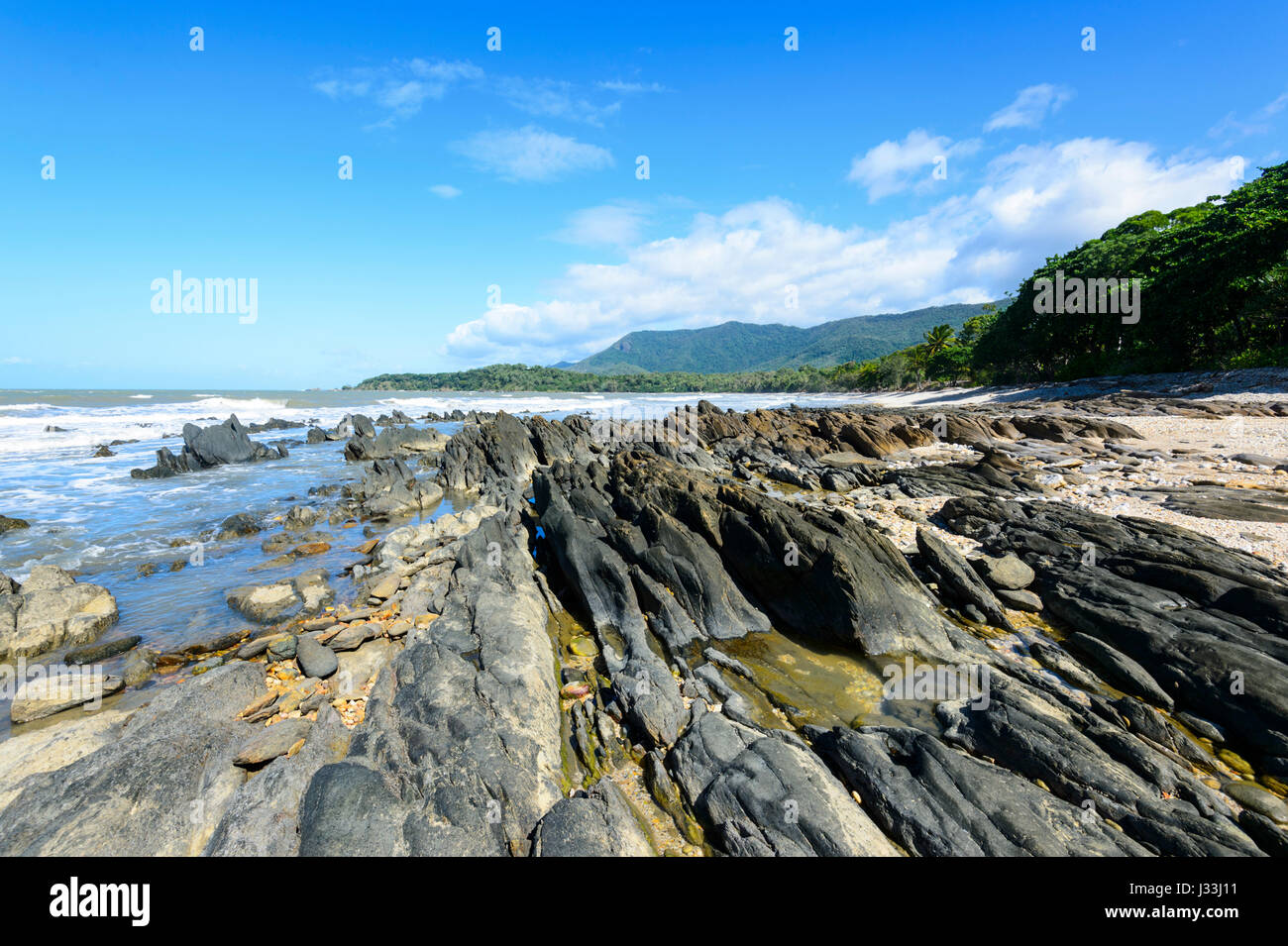 Scenic robusto litorale roccioso tra Cairns e Port Douglas, estremo Nord Queensland, FNQ, QLD, Australia Foto Stock