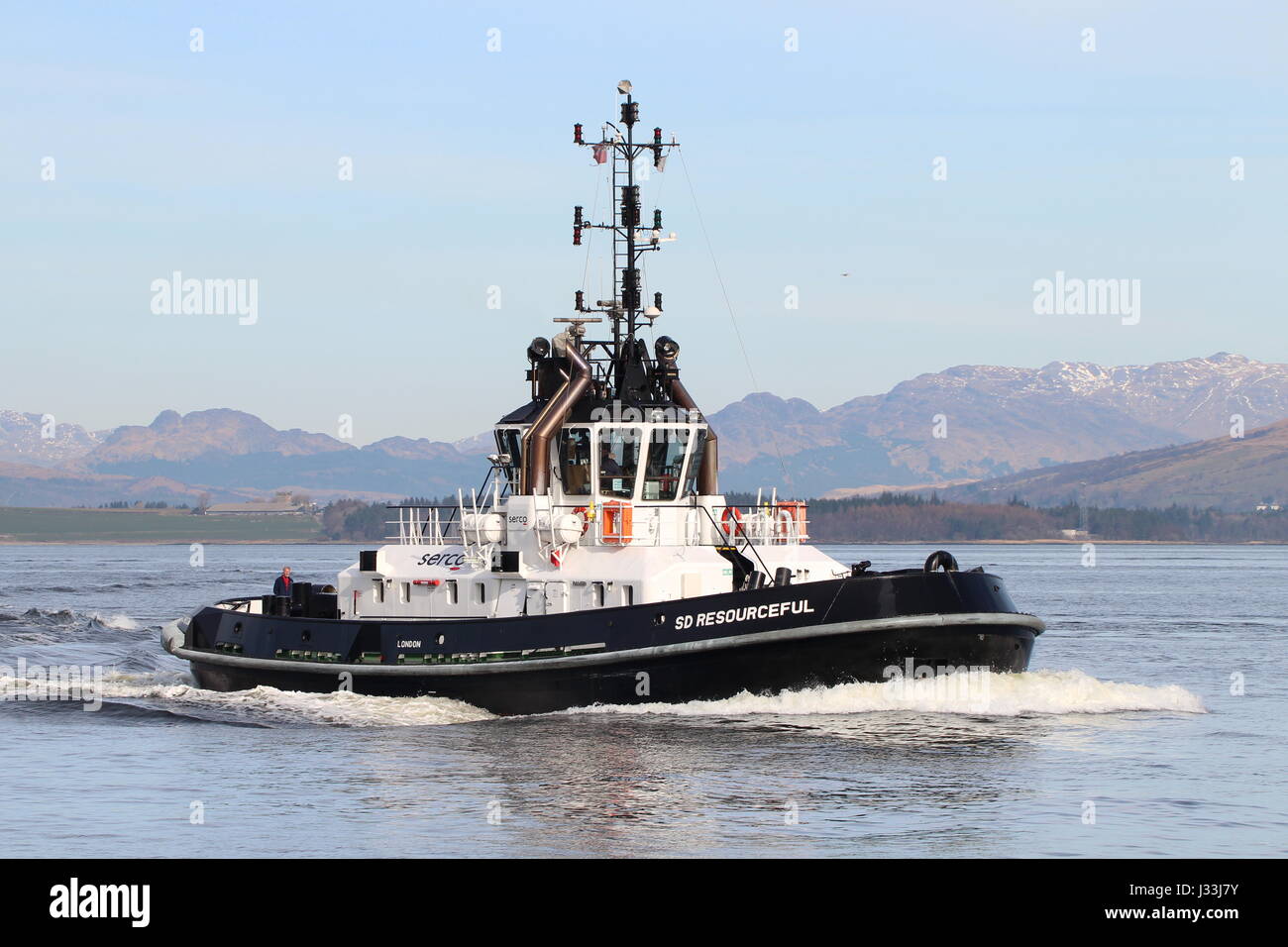 SD ingegnosi, un ATD 2909-class tug azionato dalla Serco servizi nautici, passa l'India orientale porto in Greenock durante l'esercizio comune della Warrior 17-1 Foto Stock