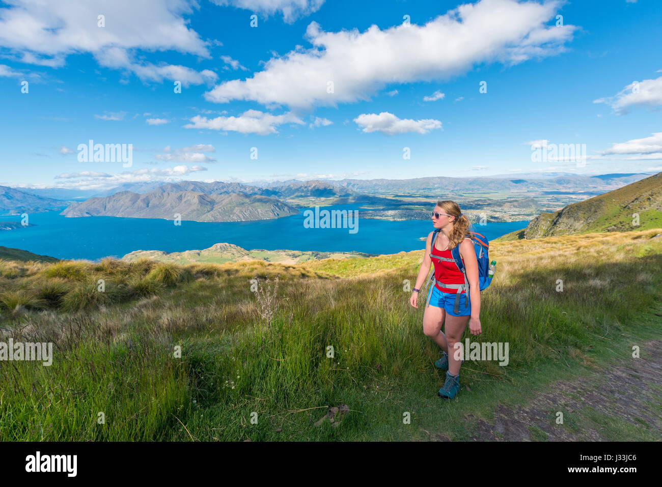 Walker sul sentiero escursionistico al Roys picco, il lago Wanaka, Alpi del Sud, regione di Otago e Southland, Nuova Zelanda Foto Stock