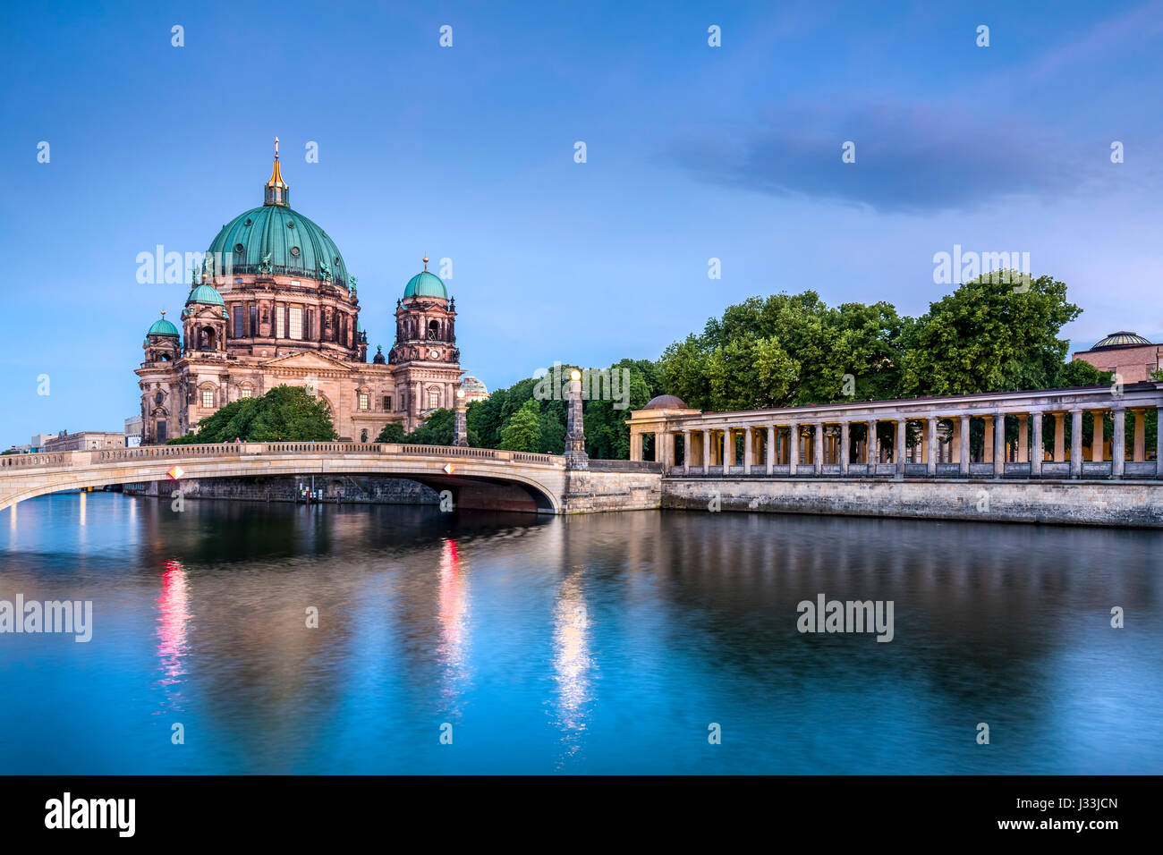 Atmosfera serale a Sprea e la cattedrale, il Museumsinsel, Berlin-Mitte, Berlino, Germania Foto Stock