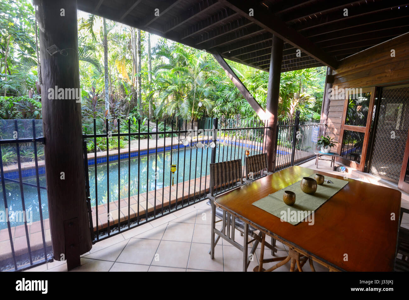 Proprietà nei tropici con una piscina in una lussureggiante vegetazione, Trinity Beach, vicino a Cairns, estremo Nord Queensland, FNQ, QLD, Australia Foto Stock