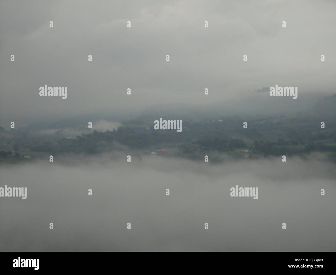 Bellissimo paesaggio della Foresta Montagne vista maestosa mattinata nebbiosa. Nebbia causata dal serbatoio a Khao Kho National Park, Thailandia. Foto Stock