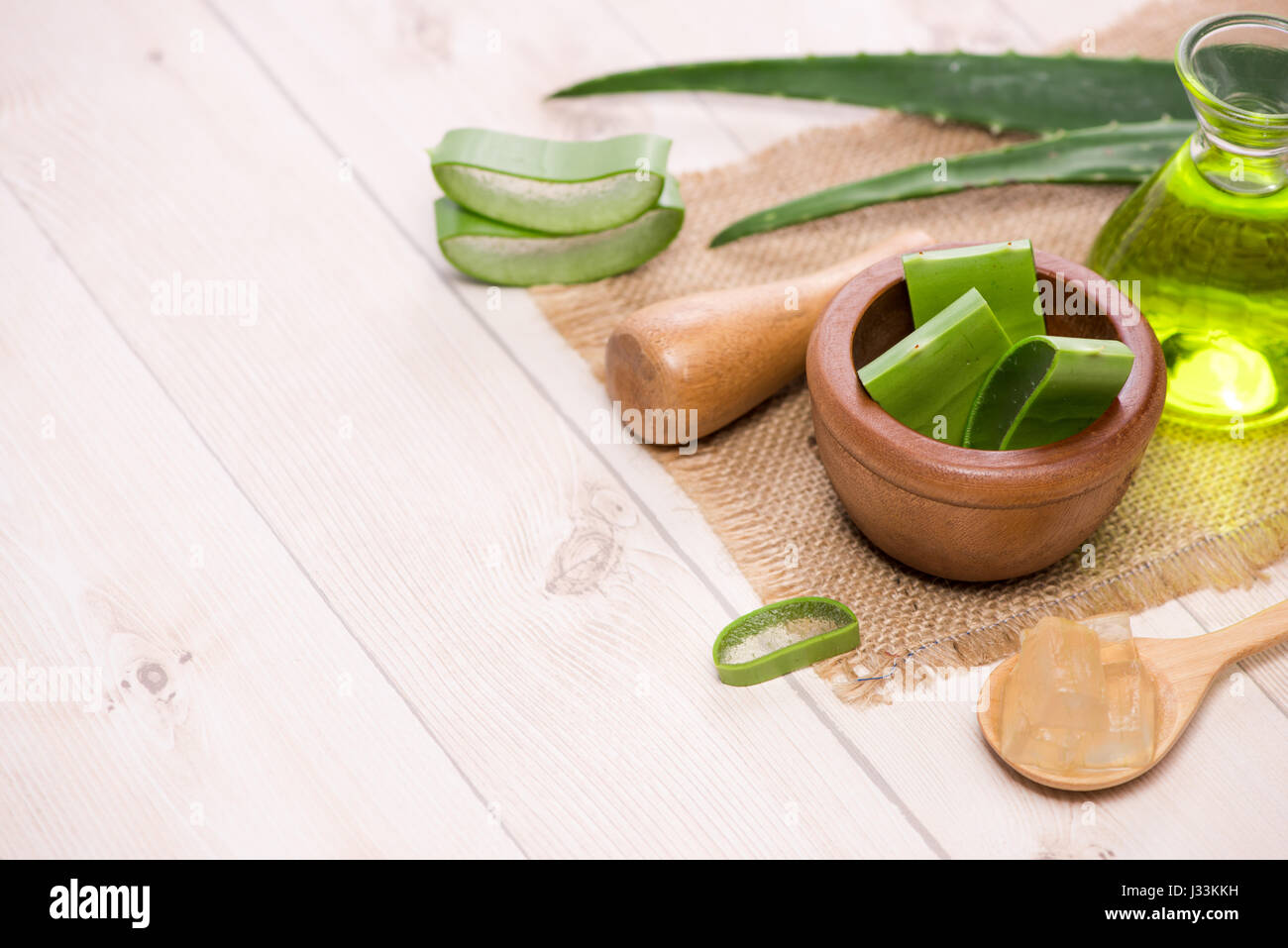 Aloe vera olio essenziale e Aloe foglie su uno sfondo bianco. Foto Stock