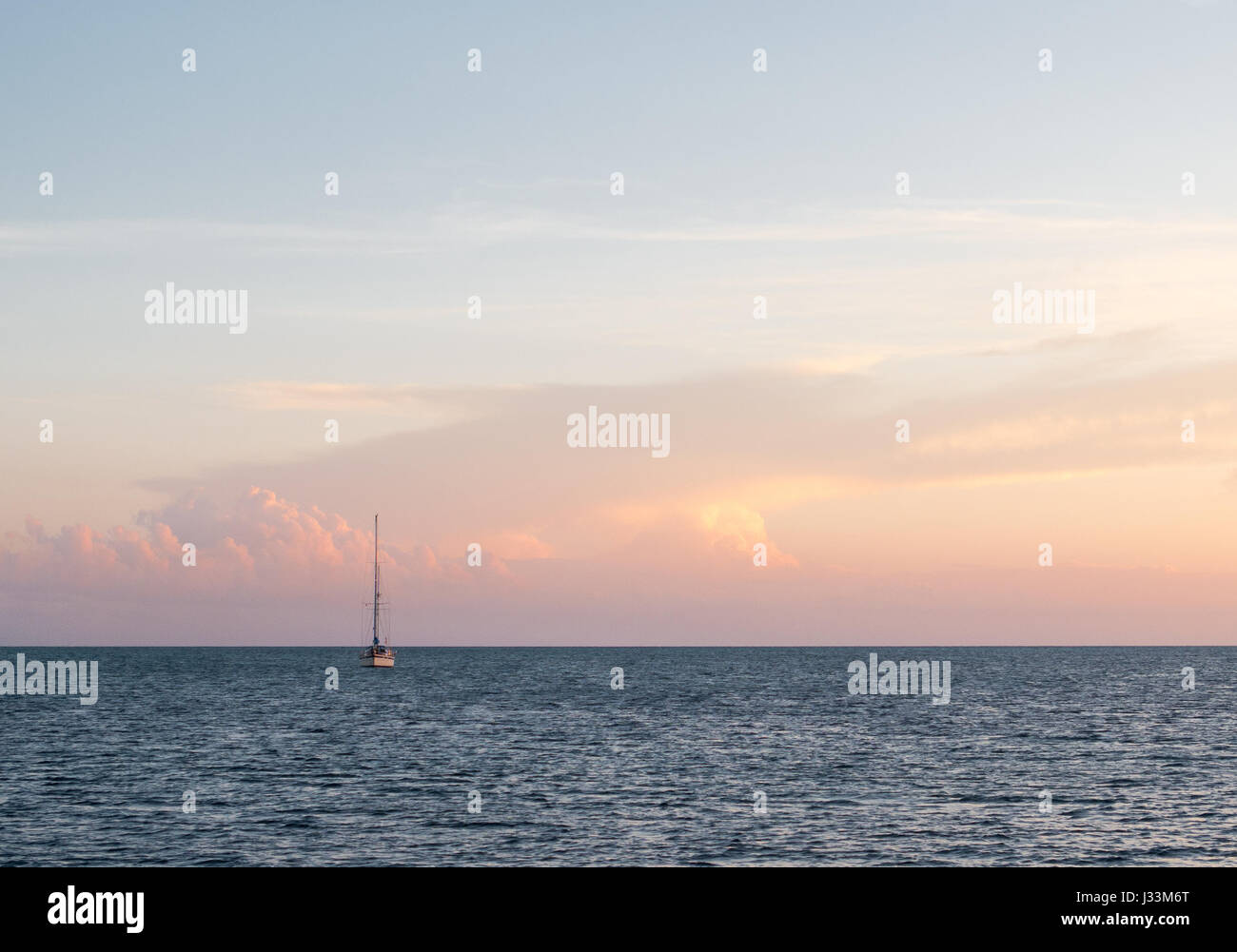 Pomeriggio cielo in barca a vela ancoraggio in Nassau, Bahamas. Foto Stock