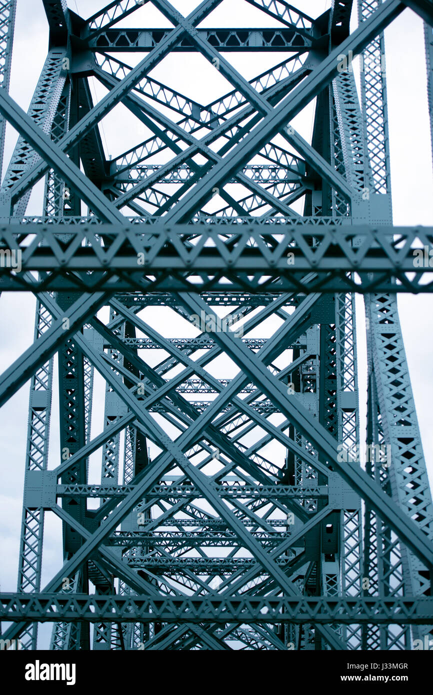 Metallo legatura il ponte di travatura reticolare formando forme geometriche quadrati e triangoli stretching in prospettiva e intessuto nel web del lungo ponte c Foto Stock