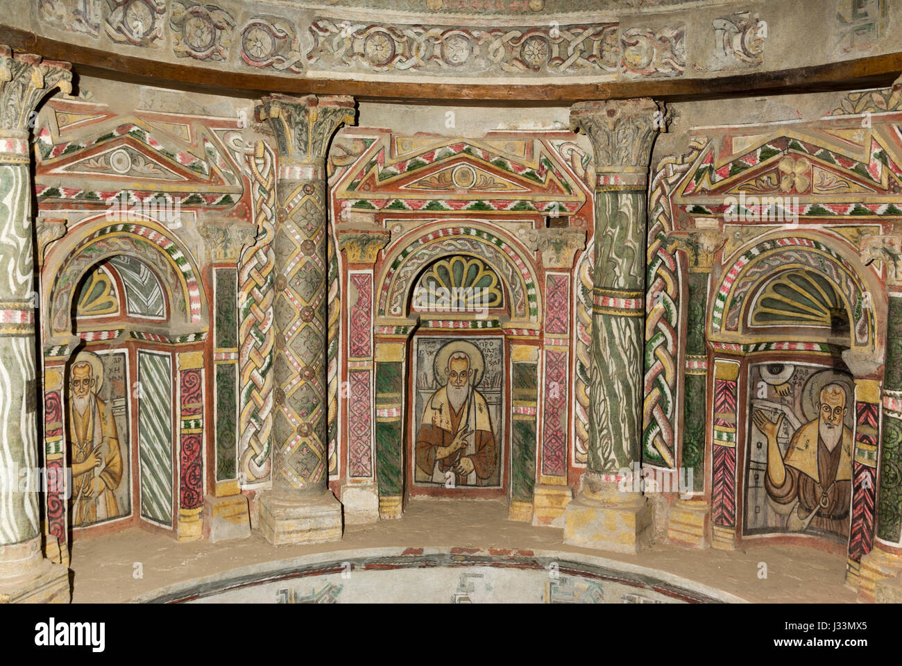 Da sinistra a destra: St Shenoute, santo sconosciuto, e San Bishay, tarda antichità cristiana dei primi dipinti a muro, Rosso Monastero, Sohag, Egitto Foto Stock