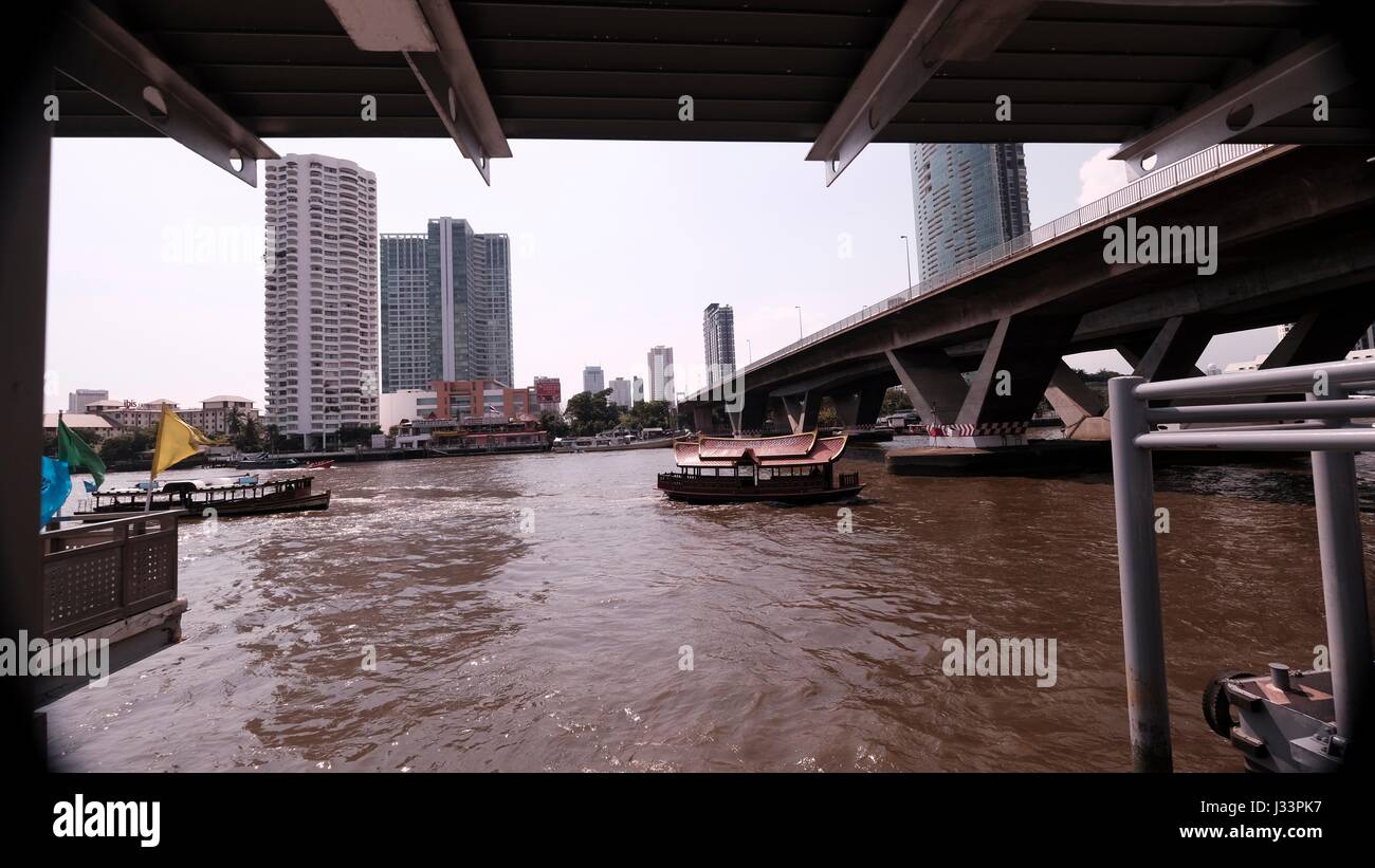 Guardando sotto il Saphan Taksin Bangkok Thonburi Bridge Foto Stock