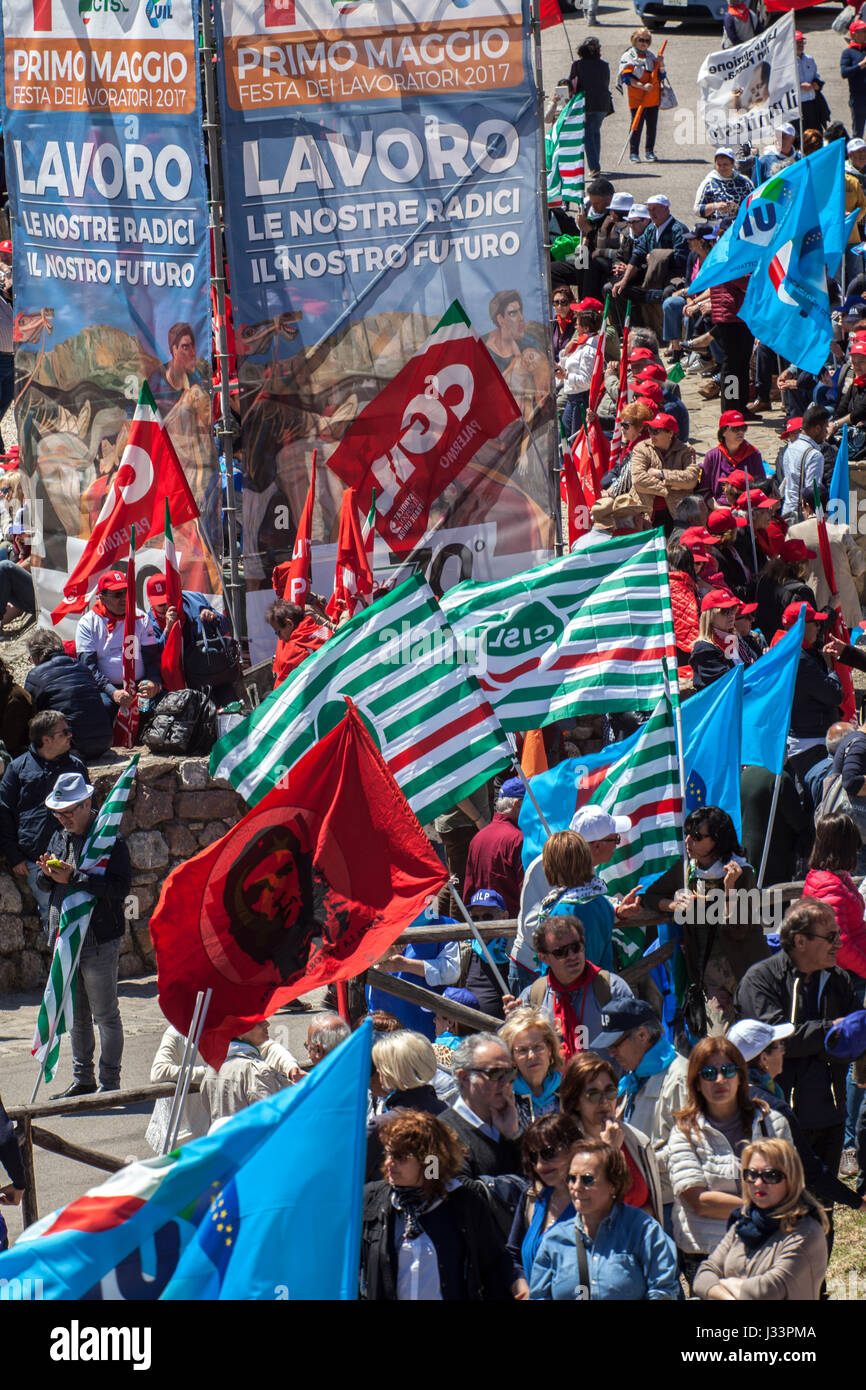 Piana degli Albanesi, Italia. 01 Maggio, 2017. Il settantesimo anniversario della strage di Portella della Ginestra: la manifestazione nazionale organizzata dalla CGIL, CISL e UIL. Credito: Antonio Melita/Pacific Press/Alamy Live News Foto Stock