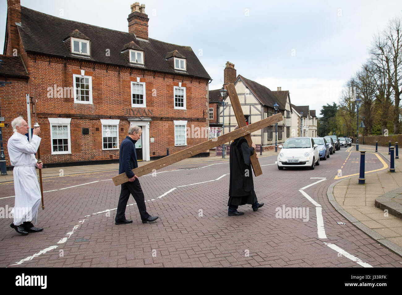 Pasqua a Piedi della testimonianza che si svolgono in Solihull. Tutte le chiese e confessioni di fede di Solihull provenienti insieme Foto Stock