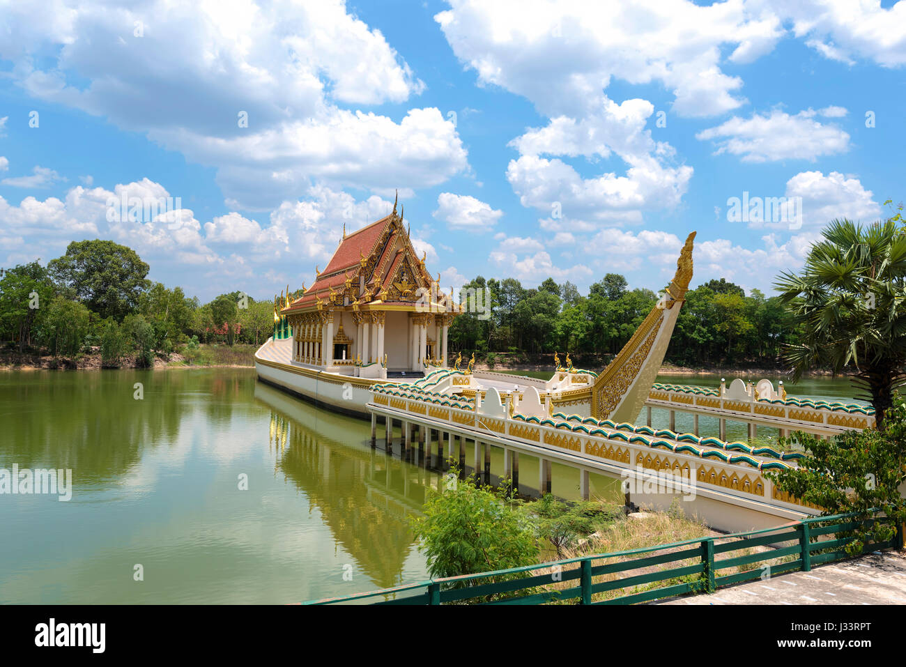 La vista del santuario buddista Suphannahong sulla nave a Wat Ban Na Muang in Ubon Ratchathani provincia, Thailandia Foto Stock