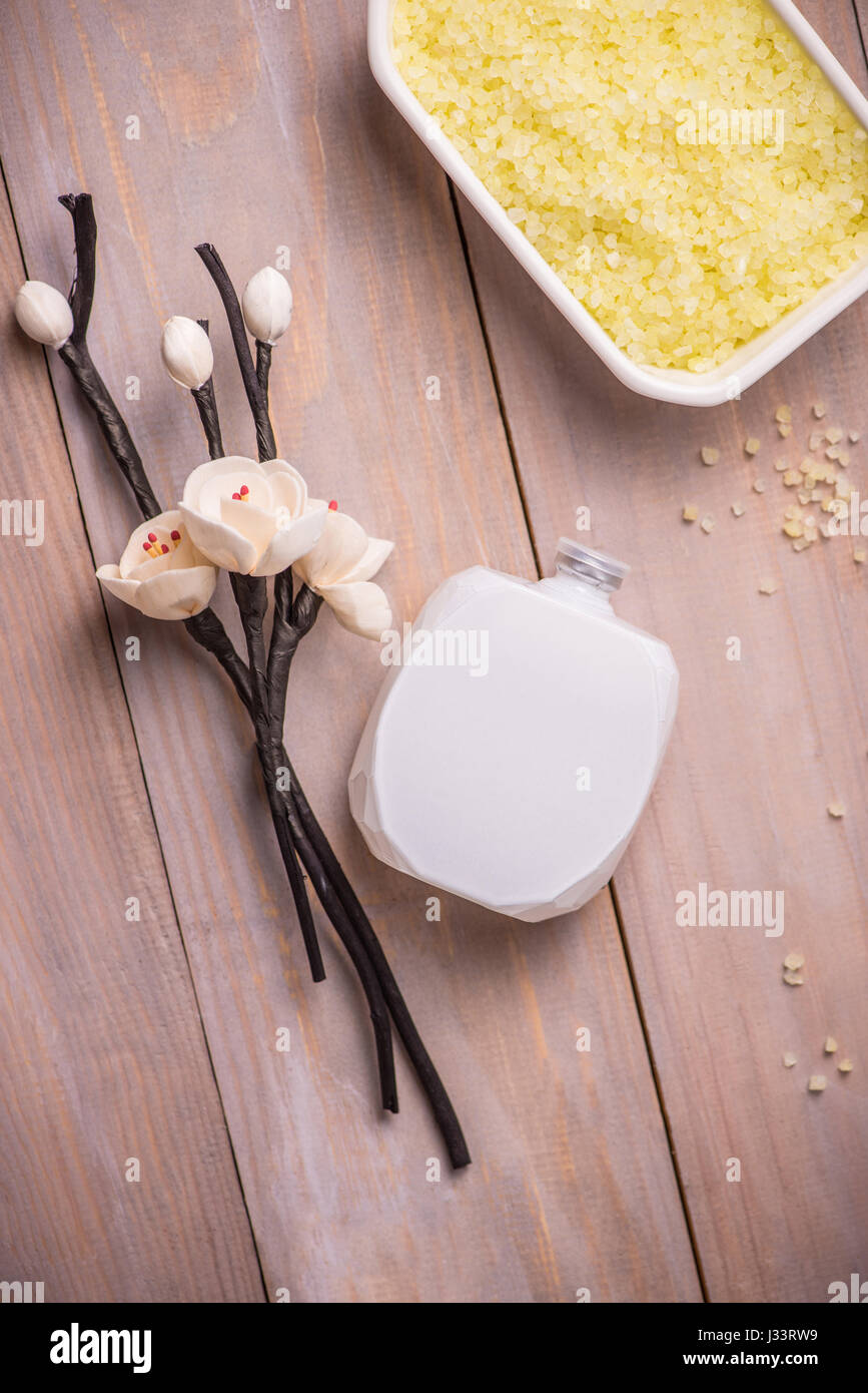 Spa decorazione. Bottiglia di olio essenziale e fiori di orchidea. Foto Stock