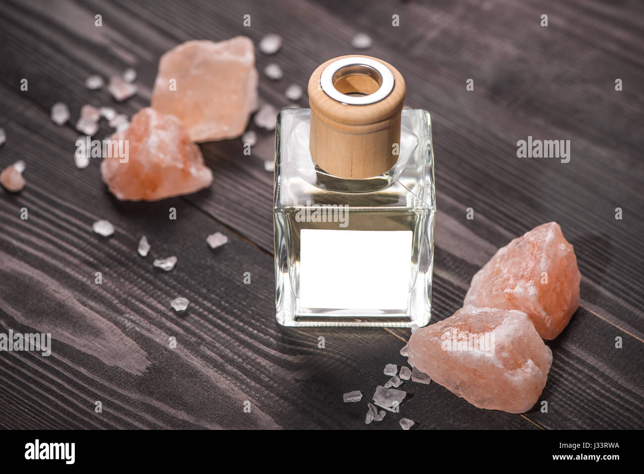 Spa decorazione. Bottiglia di olio essenziale e progetto di fiori. Foto Stock