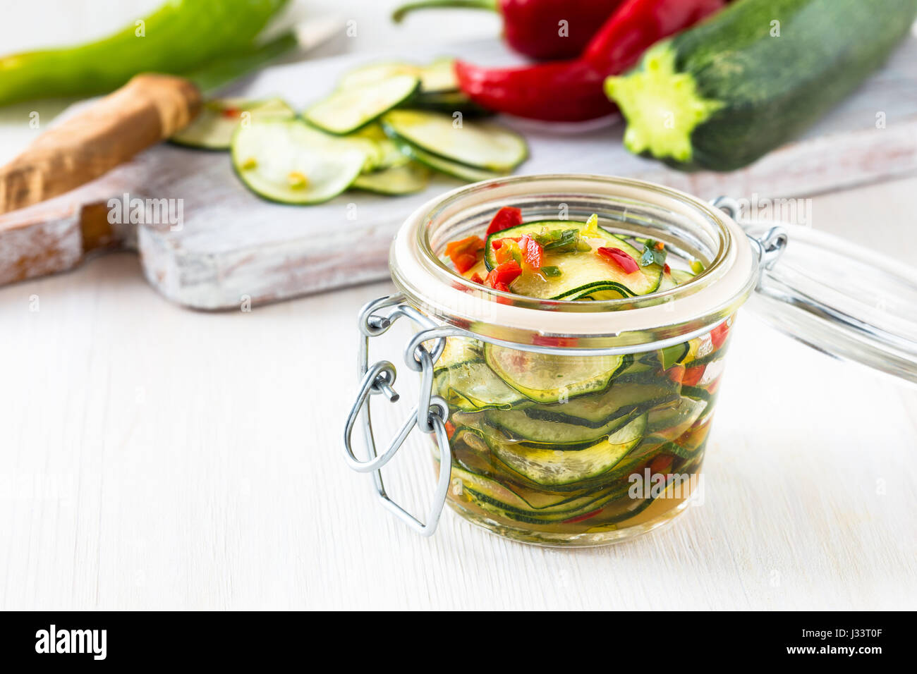Zucchine marinate insalata inscatolati in un barattolo di vetro Foto Stock