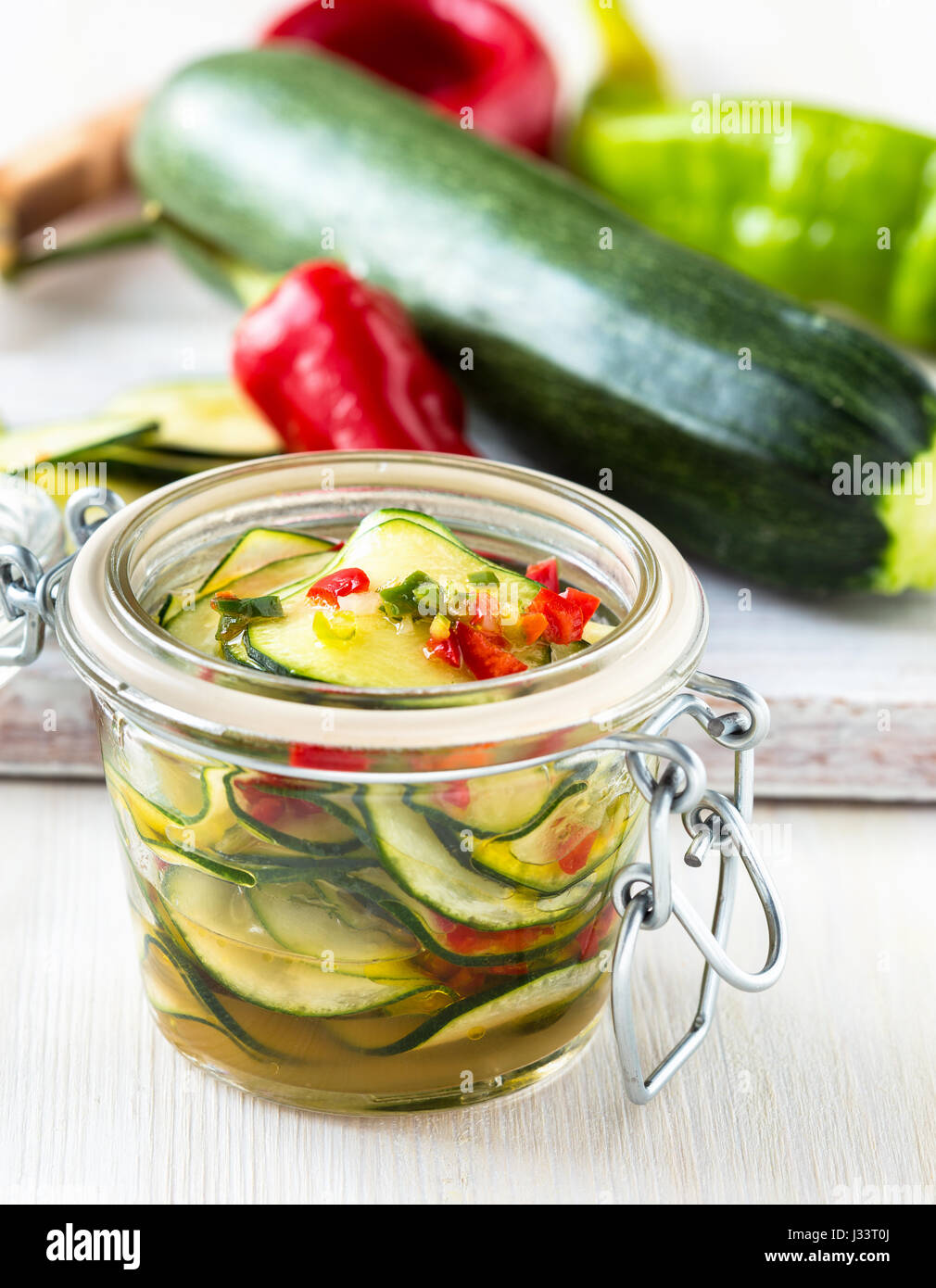 Zucchine marinate insalata inscatolati in un barattolo di vetro Foto Stock