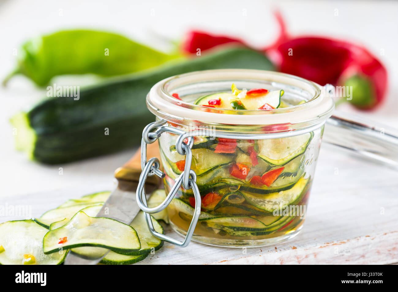 Zucchine marinate insalata inscatolati in un barattolo di vetro Foto Stock