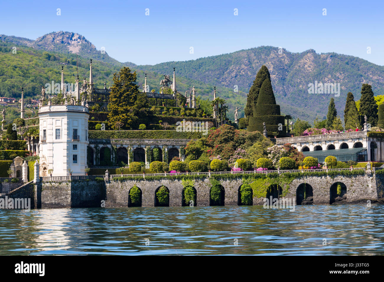 Vista dal lago di Isola Bella giardini di Isola Bella, Lago Maggiore, Italia nel mese di aprile Foto Stock