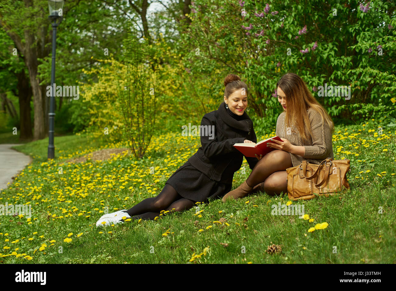 Due studenti di sesso femminile in un parco Foto Stock