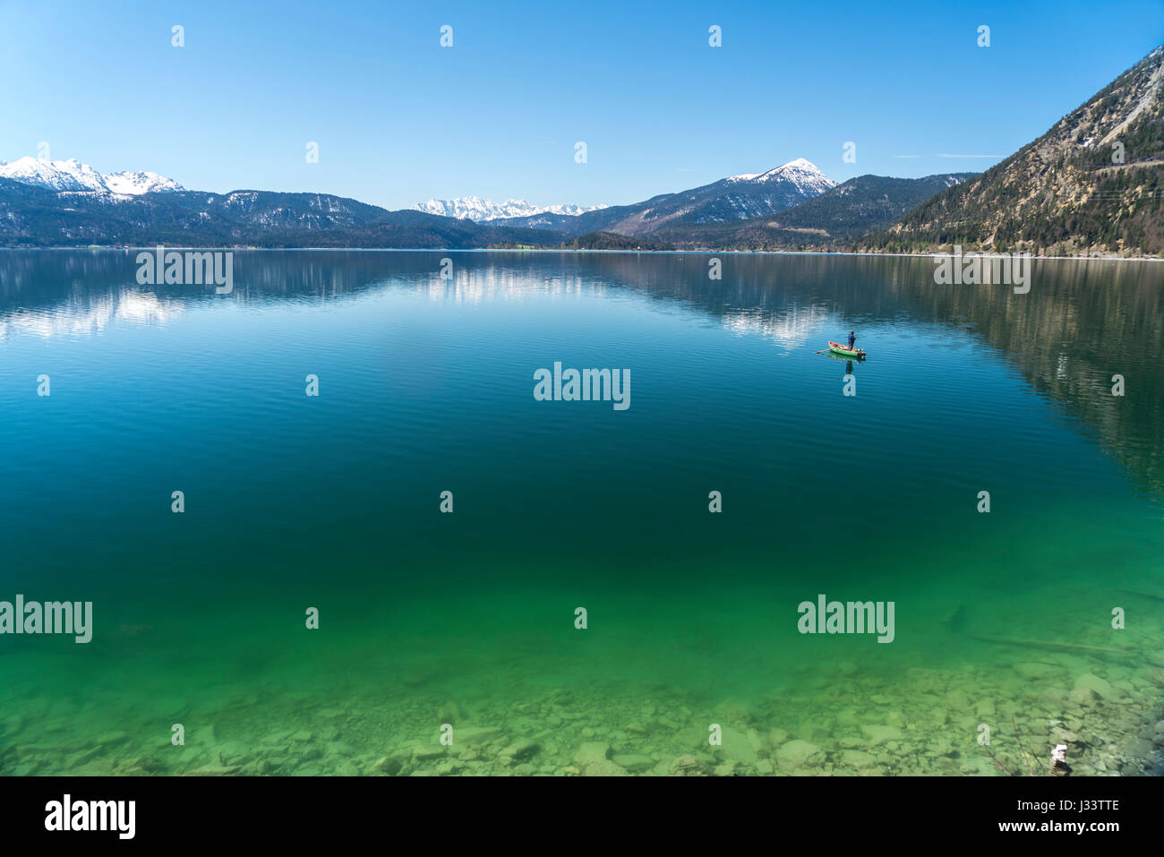 Il pescatore in seinem Ruderboot auf dem Walchensee, Kochel am See, Bayern, Deutschland | Pescatore pesca dalla sua barca a remi sul Lago di Walchen, Kochel am Foto Stock