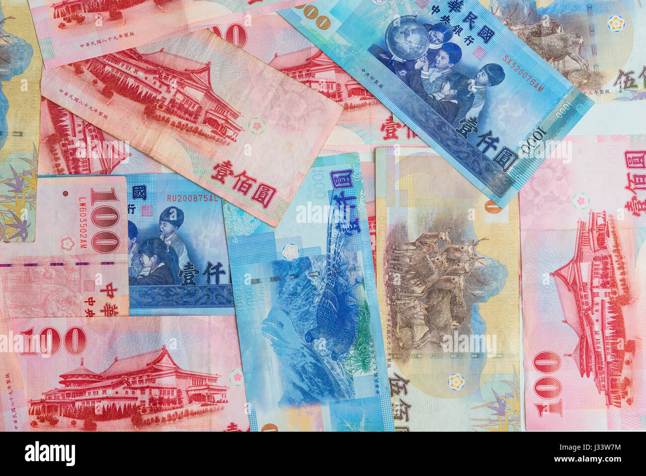 Sullo sfondo di un Nuovo Dollaro di Taiwan 1000, 500 e 100, la diffusione della Nota di Taiwan Foto Stock