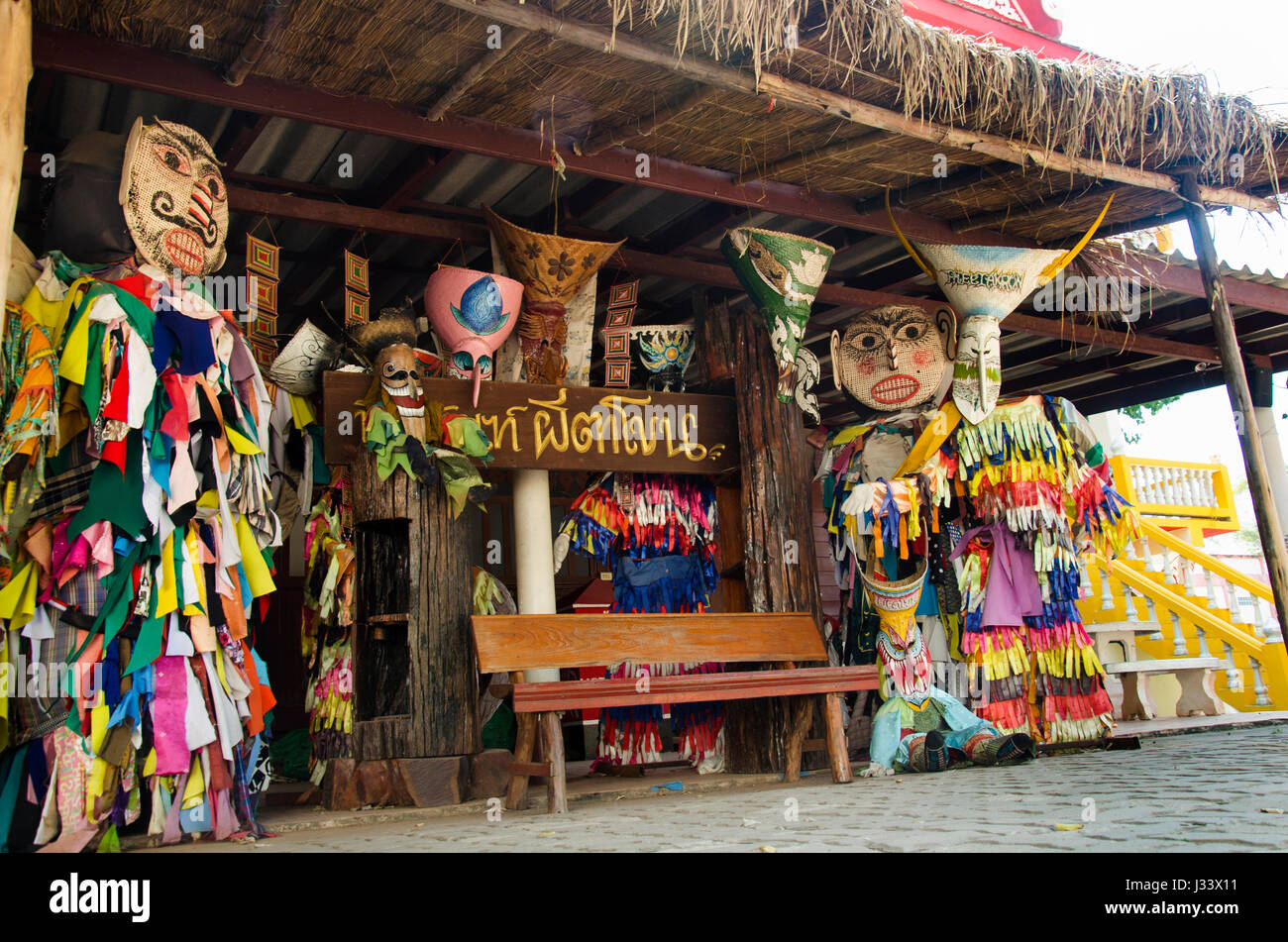 Maschera e Costume Phi Ta Khon di Ghost Festival noto anche come Bun Pha bagnato per visitare la gente a Phi Ta Khon Museum di Wat Phon Chai il 22 febbraio 2017 Foto Stock