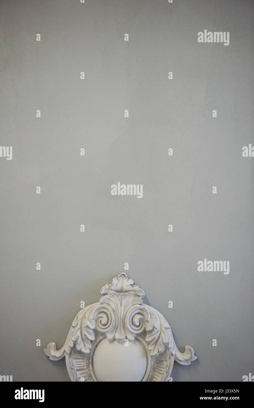 Stampaggio decorativo ornamenti sulla parete grigia. Decor classico. Retro Foto Stock