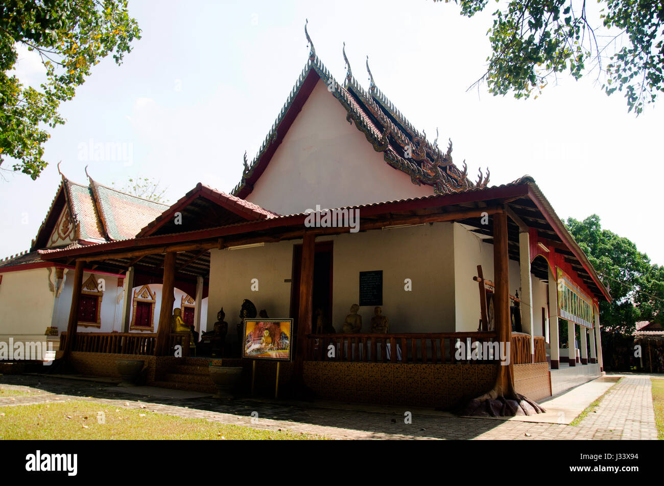 Golden statua del Buddha in ubosot per le persone e per i viaggiatori di pregare presso Wat Phon Chai e viaggi Phi Ta Khon Museum il 22 febbraio 2017 in Loei, Thailandia Foto Stock