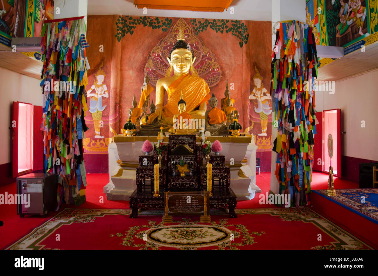 Golden statua del Buddha in ubosot per le persone e per i viaggiatori di pregare presso Wat Phon Chai e viaggi Phi Ta Khon Museum il 22 febbraio 2017 in Loei, Thailandia Foto Stock