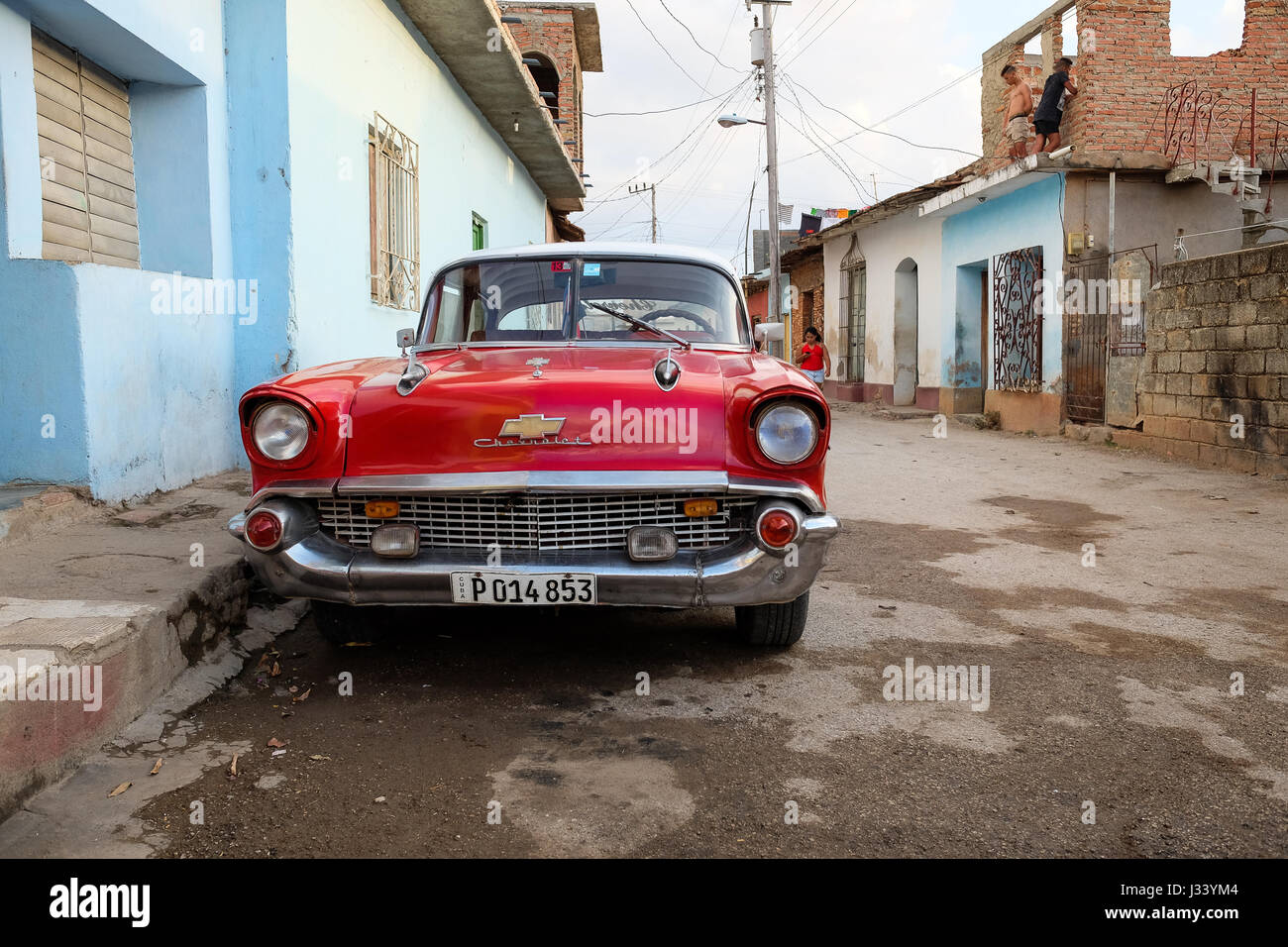 TRINIDAD, CUBA: 15 Aprile 2017: American classic auto in strada di Cuba. I recenti cambiamenti nella legge fatta da Raul Castro consente i cubani a scambi di nuovo le auto Foto Stock