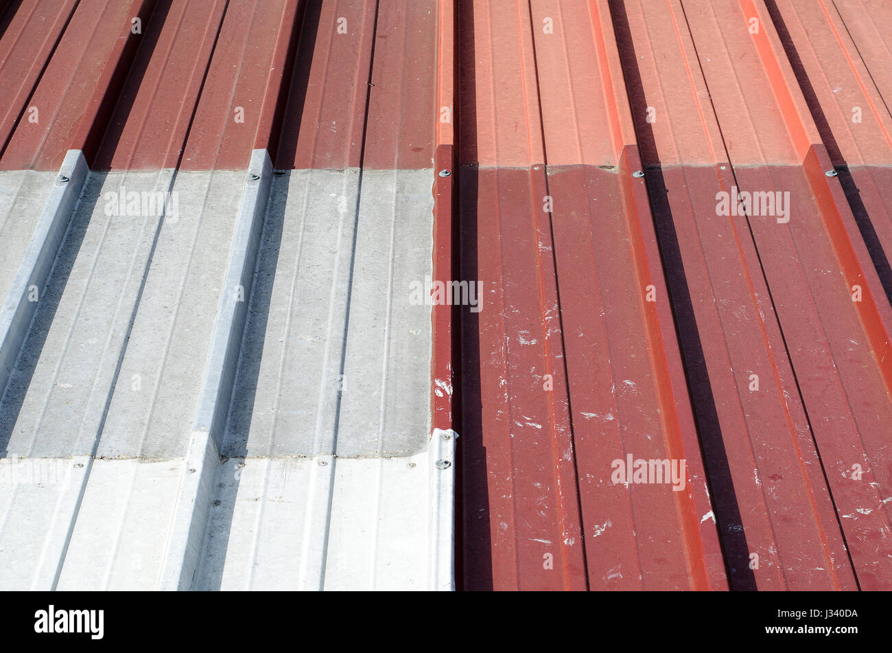 Il vecchio tetto metallico con colori diversi Foto Stock