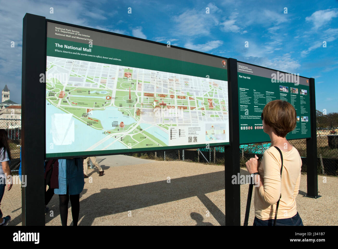 La donna legge mappa del National Mall attrazioni di Washington, D.C. Foto Stock