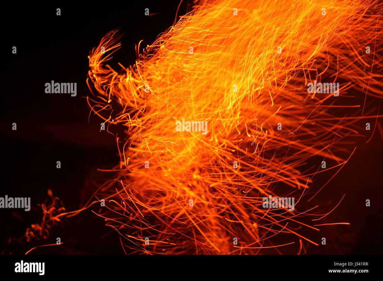 Alta risoluzione di close-up di falò, con una lunga esposizione per l'effetto grafico delle scintille. Foto Stock