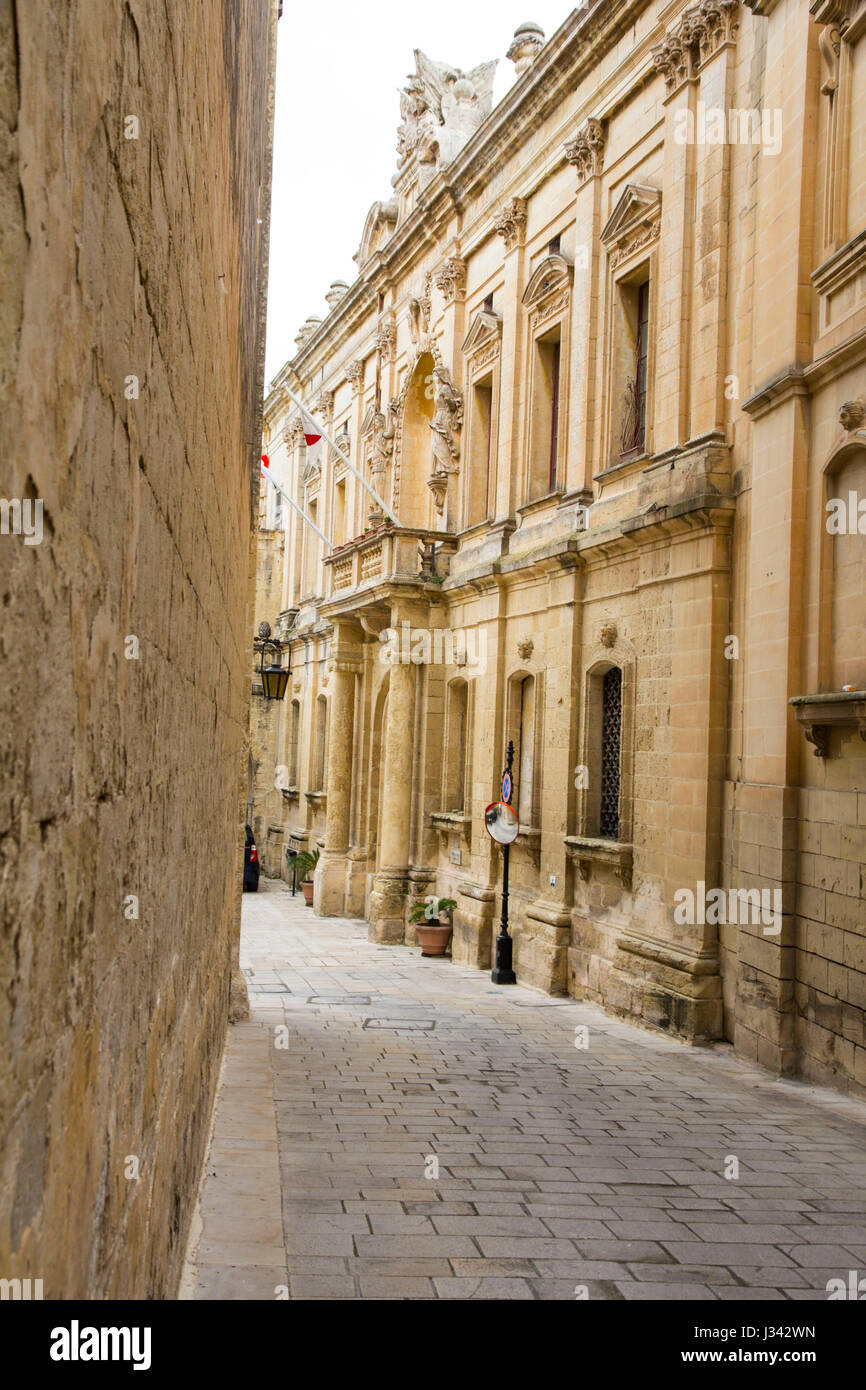 Le strette stradine e passaggi medievale della città fortificata di Mdina nella regione settentrionale di Malta invitano i visitatori a esplorare. Mdina, Malta. Foto Stock