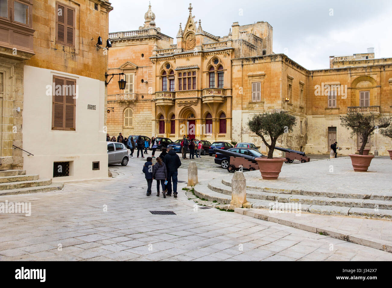 Piazza della Cattedrale Nella fortificata città medioevale di Mdina, Malta. Foto Stock