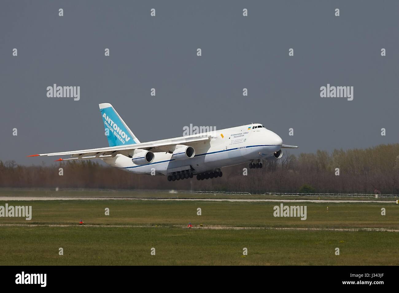 Un-124 tenendo spento Foto Stock