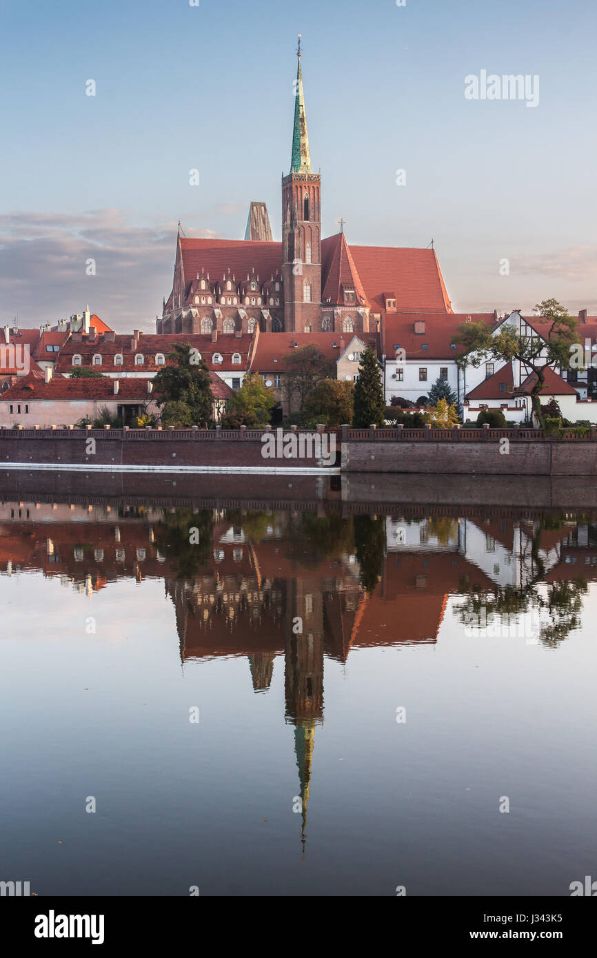 Wroclaw, Polonia 22 ottobre 2016. Chiesa di Santa Croce (San Bartolomeo) su Ostrow Tumski (Cattedrale Isola) riflesso nel fiume Odra all'alba. Foto Stock