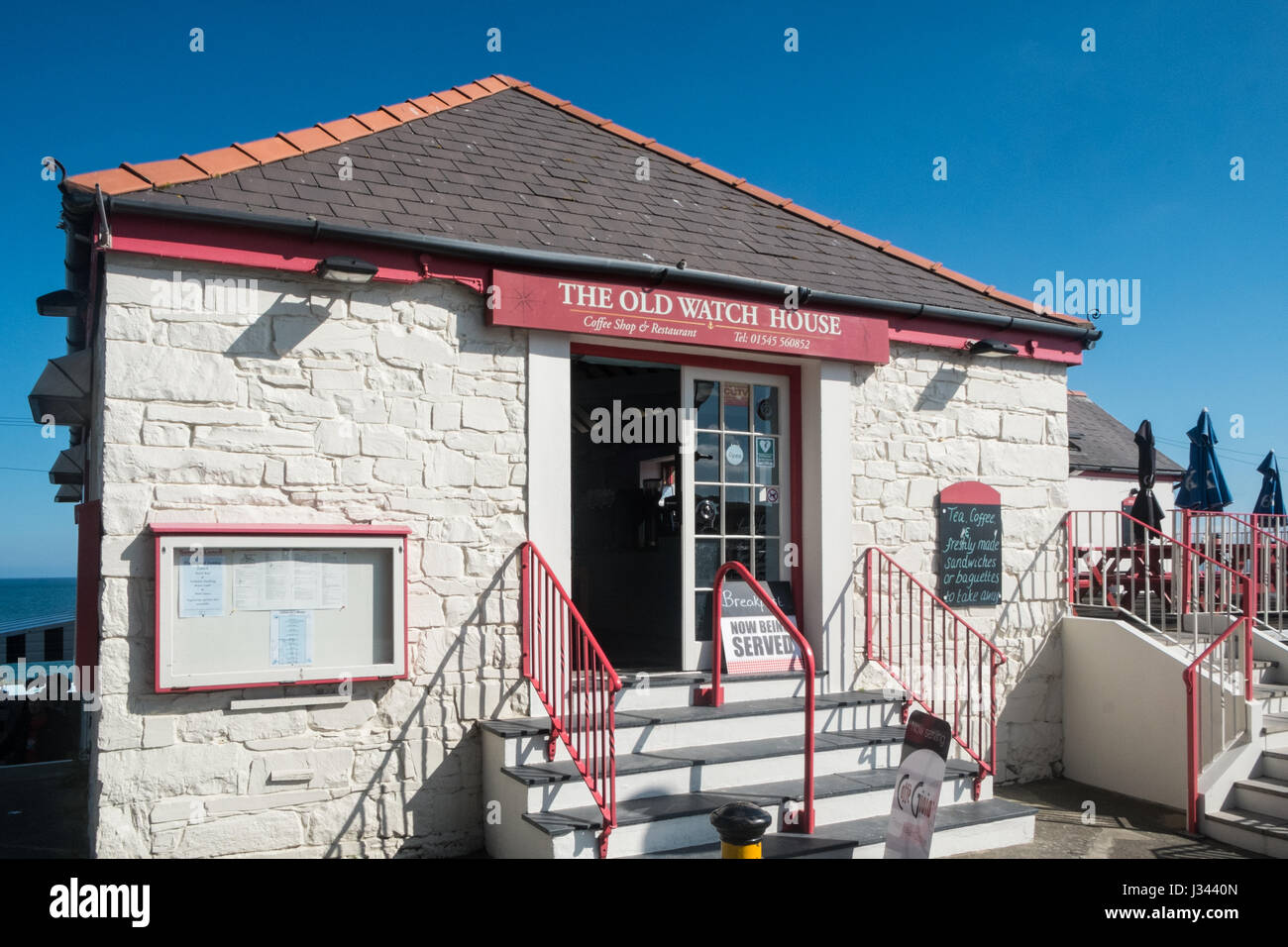 Il vecchio orologio casa,ristorante,bar,Porto,beach,turismo,tourist,la pesca,negozi,New Quay,porto,Cardigan Bay,Ceredigion,costa,West Wales,Galles,UK, Foto Stock