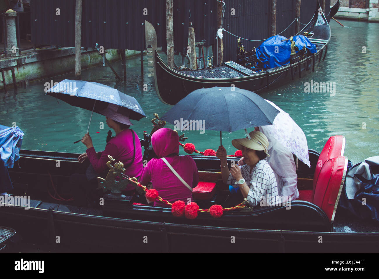 Un gruppo di turisti in Gondola sul Canal Grande a Venezia Foto Stock