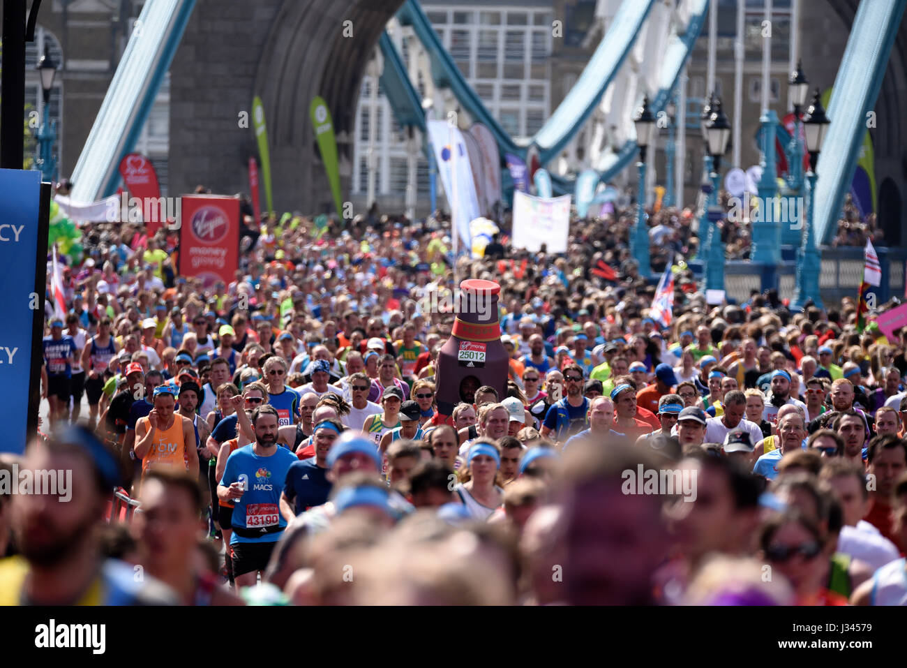 Gregory Bryant che corre come una bottiglia di London Pride tra la massa di corridori nella maratona di Londra del 2017 vicino al Tower Bridge Foto Stock